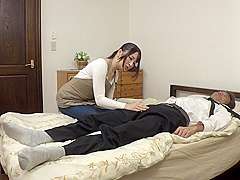 B3E1902-A housekeeper who was forced to drink an aphrodisiac devours the cock of a sleeping customer in heat