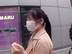 清楚系美女が四つん這いで放尿してカンチョーされて股間ビショビショ